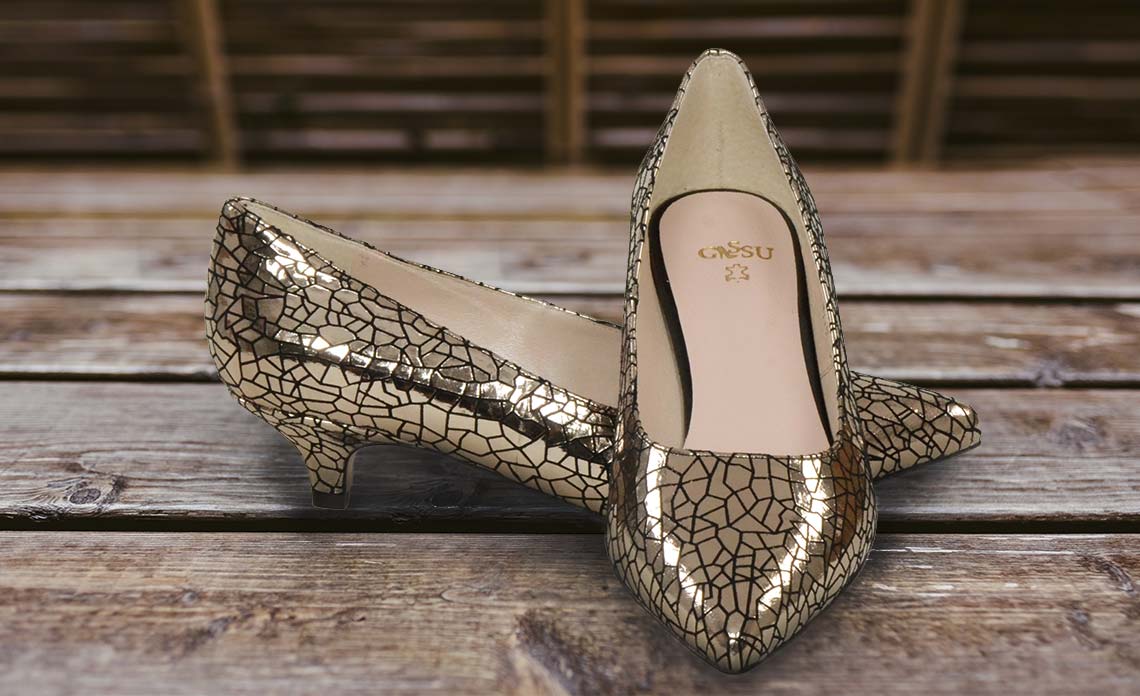 JESSICA Szpilki złote na niskim obcasie - z przodu