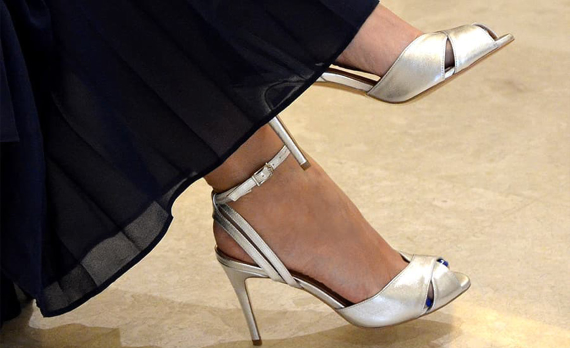 Srebrne sandały na obcasie - bokiem