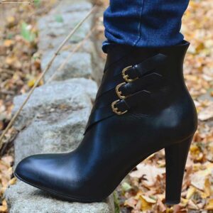 Czarne botki - bokiem