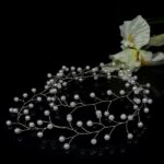 Wianek z białych perełek