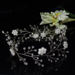 Wianek ze szklanych kryształków i akrylowych perełek