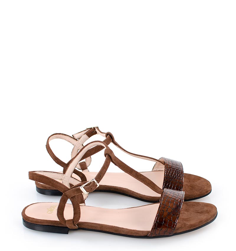 Janet-brown-lack01.jpg JANET- sandały na płaskim obcasie ciemno brązowe - obrazek 1