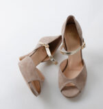LOURDES - Beżowe sandałki do tańca ze złotym paskiem - obrazek 9