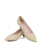 JESSICA - Jasne beżowe szpilka na niskiej szpilce z lakierowanej skóry - obrazek 4