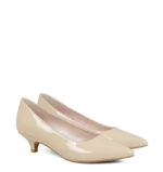 JESSICA - Jasne beżowe szpilka na niskiej szpilce z lakierowanej skóry - obrazek 2