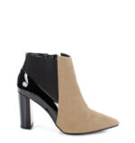 CORA - Jasno beżowe krótkie botki na słupku