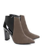 CORA - Ciemno beżowe krótkie botki na słupku - obrazek 2