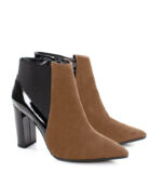 CORA - Brązowe krótkie botki na słupku - obrazek 2