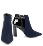 CORA - Granatowe krótkie botki na słupku - obrazek 3