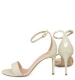 ELLA - Ecru sandałki na szpilce lakierowane - obrazek 6