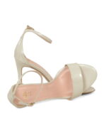 ELLA - Ecru sandałki na szpilce lakierowane - obrazek 4