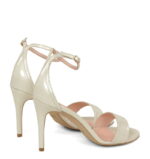 ELLA - Ecru sandałki na szpilce lakierowane - obrazek 3