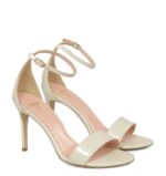 ELLA - Ecru sandałki na szpilce lakierowane - obrazek 2