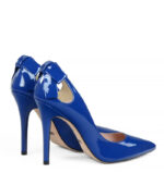 EVIE - Niebieskie szpilki z lakierowanej skóry z kokardą - obrazek 3