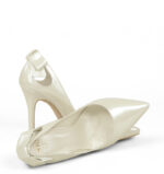 EVIE - Perłowe szpilki w odcieniu ecru z kokardą - obrazek 4