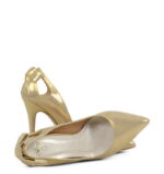 EVIE - Złote szpiki z satynowanej skóry z kokardą - obrazek 4