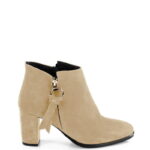 JUDITH - krótkie botki jasno beżowe na słupku