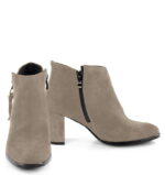 JUDITH - krótkie botki beżowe na słupku - obrazek 2