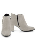 JUDITH - krótkie botki jasno szare na słupku - obrazek 3