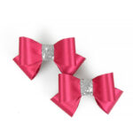 Kokarda różowa satyna z srebrnym środkiem.