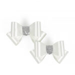 Kokarda biała ciepły odcień satyna z srebrnym środkiem