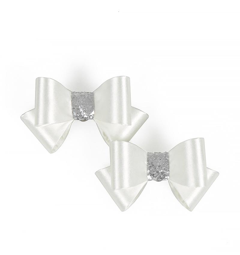 kokarda-brokat-white-cieply.jpg Kokarda biała ciepły odcień satyna z srebrnym środkiem - obrazek 1