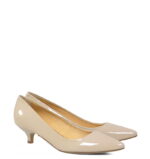 MICHELLE - Beżowe szpilka na niskim obcasie z lakierowanej skóry - obrazek 2