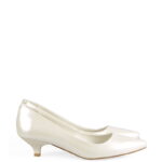 MICHELLE - Ecru szpilka z perłowej lakierowanej skóry na niskim obcasie