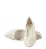 MICHELLE - Ecru szpilka z perłowej lakierowanej skóry na niskim obcasie - obrazek 5