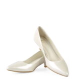 MICHELLE - Ecru szpilka z perłowej lakierowanej skóry na niskim obcasie - obrazek 4