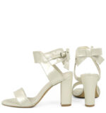 MONIC - Ecru sandałki na słupku z perłowej skóry - obrazek 6