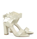 MONIC - Ecru sandałki na słupku z perłowej skóry - obrazek 2