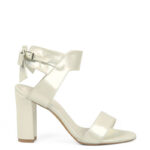 MONIC - Ecru sandałki na słupku z perłowej skóry