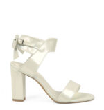 MONIC - Ecru sandałki na słupku z perłowej skóry
