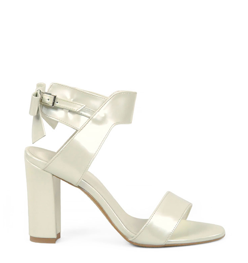 monic4.jpg MONIC - Ecru sandałki na słupku z perłowej skóry - obrazek 1