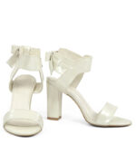 MONIC - Ecru sandałki na słupku z perłowej skóry - obrazek 5