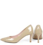 RIKO - Beżowe niskie szpilki z lakierowanej skóry - obrazek 6