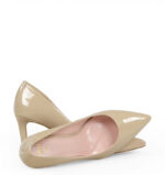 RIKO - Beżowe niskie szpilki z lakierowanej skóry - obrazek 4