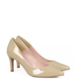 RIKO - Beżowe niskie szpilki z lakierowanej skóry - obrazek 2