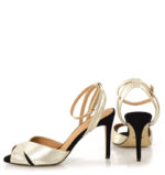 CAROLYN - Złote sandały na szpilce z czarnym obcasem - obrazek 5