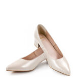 WERONICA - beżowo perłowe czółenka na niskim słupku z licowej skóry - obrazek 5